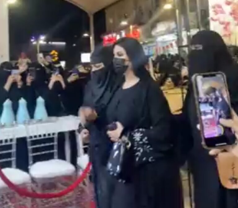 شاهد استقبال حافل لـ “الجادل القحطاني” في معرض بعفيف.. وهكذا تفاعلت مع الجمهور