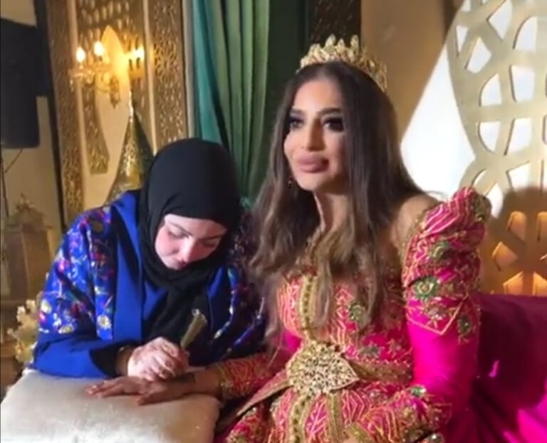 شاهد الفنانة البحرينية شذى سبت تفاجئ جمهورها وتظهر بالقفطان المغربي في حفل حنتها