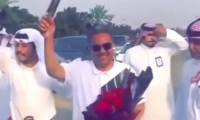 شاهد أهالي نجران يستقبلون محمد عبده بالورود.. وهكذا تفاعل معهم الفنان