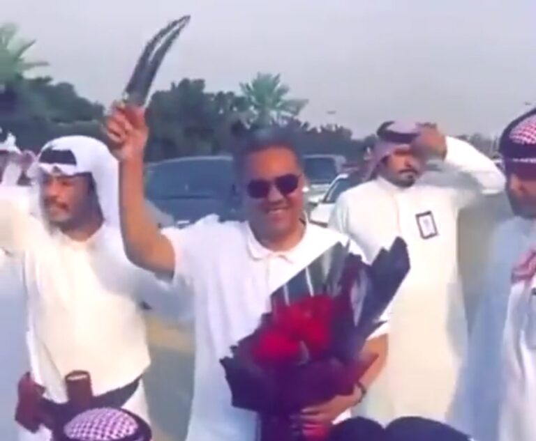 شاهد أهالي نجران يستقبلون محمد عبده بالورود.. وهكذا تفاعل معهم الفنان