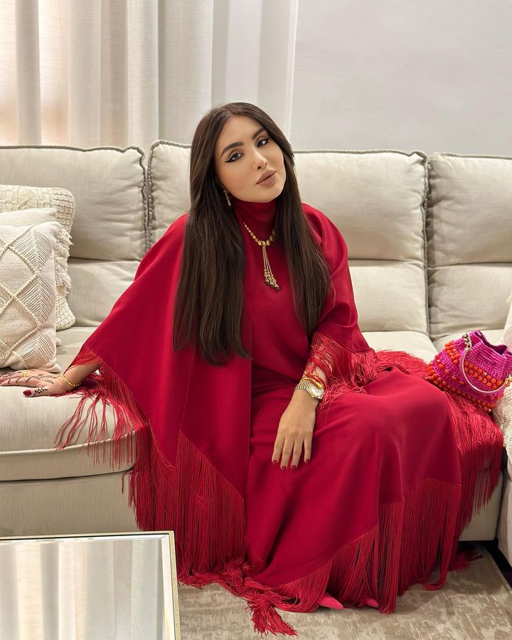 الفنانة الكويتية تخطف الأنظار بالأحمر