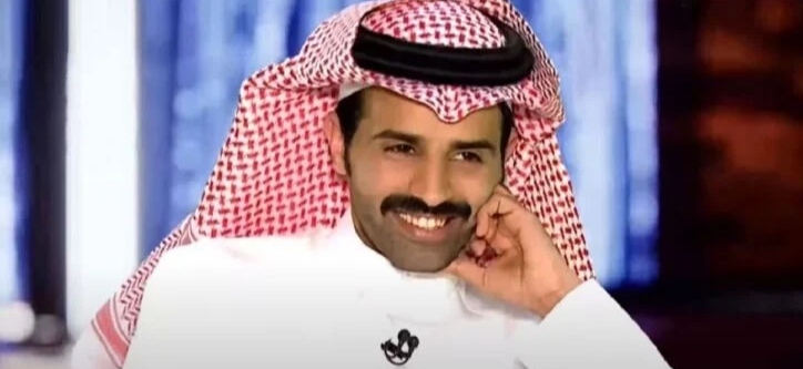 شاهد ردة فعل سعود القحطاني بعدما قبل الزعاق رأسه