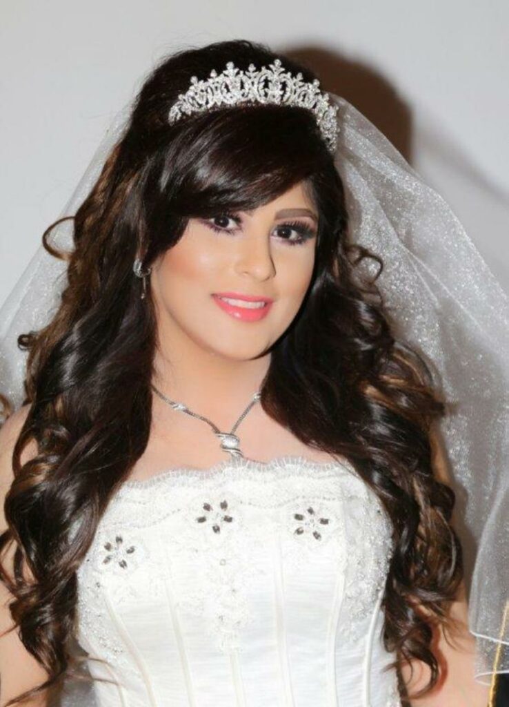 الفنانة الباكستانية تخطف الأنظار بفستان زفافها