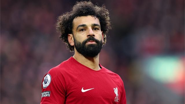 شاهد قميص محمد صلاح الممزق يثير سخرية الجمهور