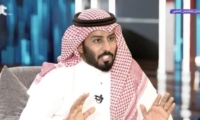 شاهد تجمع 15 ألف نحلة حول رقبة عبدالرحمن المطيري.. والأخير يعلق: “والله العظيم التوتر ألف”