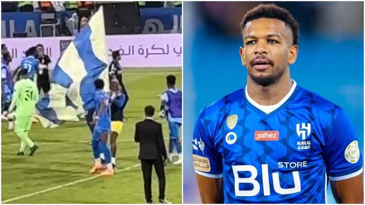 ‏شاهد اشتباك عنيف بين لاعب الهلال البليهي وتاليسكا بسبب غرز علم النصر في الملعب