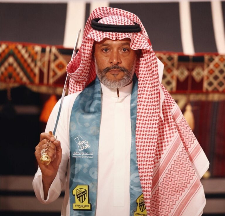 شاهد مدرب الاتحاد نونو سانتو وكريم بنزيما وحمدالله يرتدون الزي السعودي ويحتفلون باليوم الوطني