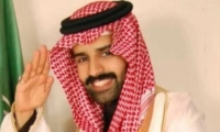 شاهد سعود القحطاني يبث من تحت الطاولة أثناء حضوره إحدى المناسبات.. .. وشخص يفاجئه: وش تسوي أنت؟