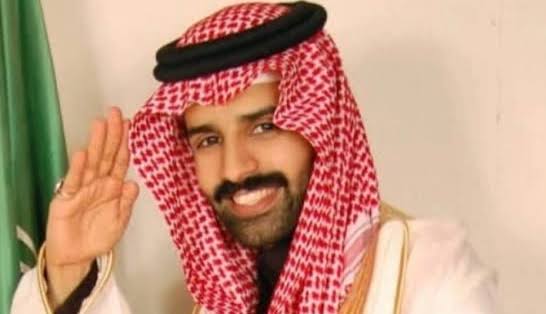 شاهد سعود القحطاني يبث من تحت الطاولة أثناء حضوره إحدى المناسبات.. .. وشخص يفاجئه: وش تسوي أنت؟