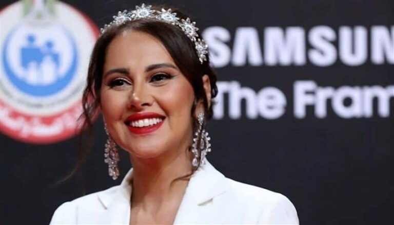 شاهد الفنانة المصرية ياسمين رئيس تتعرض لوعكة صحية وتنقل للمستشفى