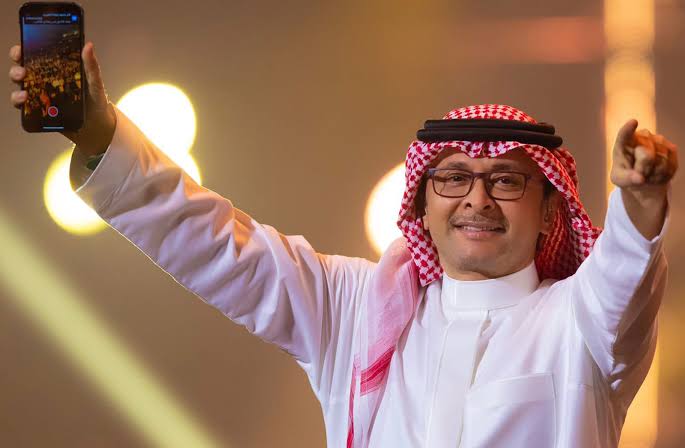 شاهد ردة فعل غريبة من عبدالمجيد عبدالله تجاه معجب التقط صورة تذكارية معه بعد حفله بالرياض