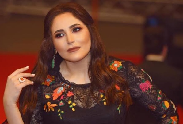 شاهد فنانة لبنانية شهيرة تنهار بالبكاء على المسرح وتعلن طلاقها