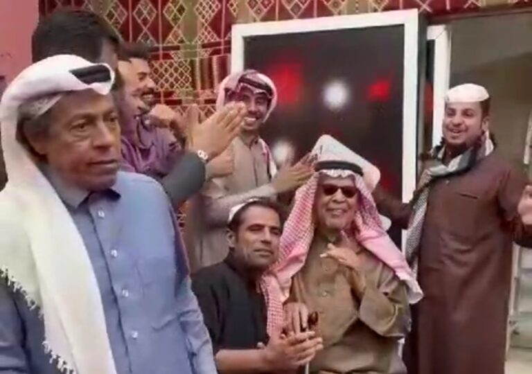 شاهد احتفال طاقم شباب البومب بالفنان علي المدفع بعد علمهم بخبر تكريمه