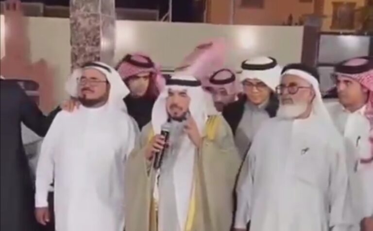 شاهد والد غازي الذيابي يقدم 50 ألف عانية بمناسبة مولود.. وأب الأخير يقسم بالطلاق