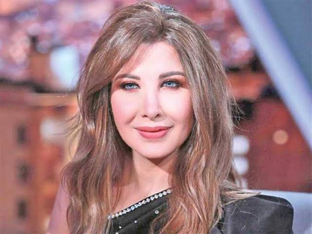 شاهد نانسي عجرم بإطلالة غريبة في كواليس حفلها بـ أبو ظبي