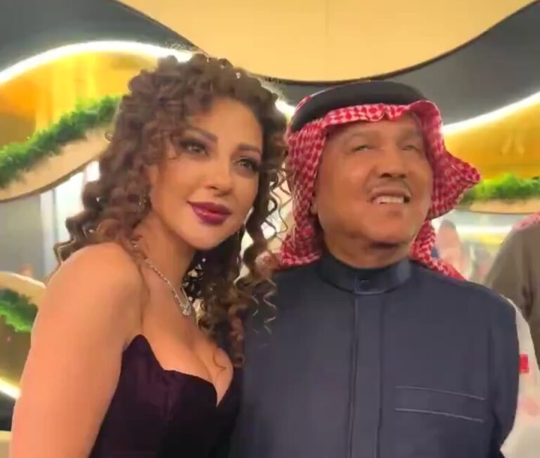 شاهد تبادل القبلات بين ” محمد عبده” و”مريام فارس” في حفل جوائز “JoyAwards” بالرياض