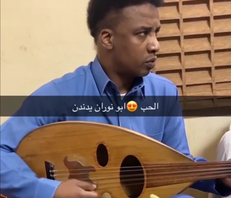 شاهد أسطورة الاتحاد محمد نور يظهر مهاراته الموسيقية في العزف على العود